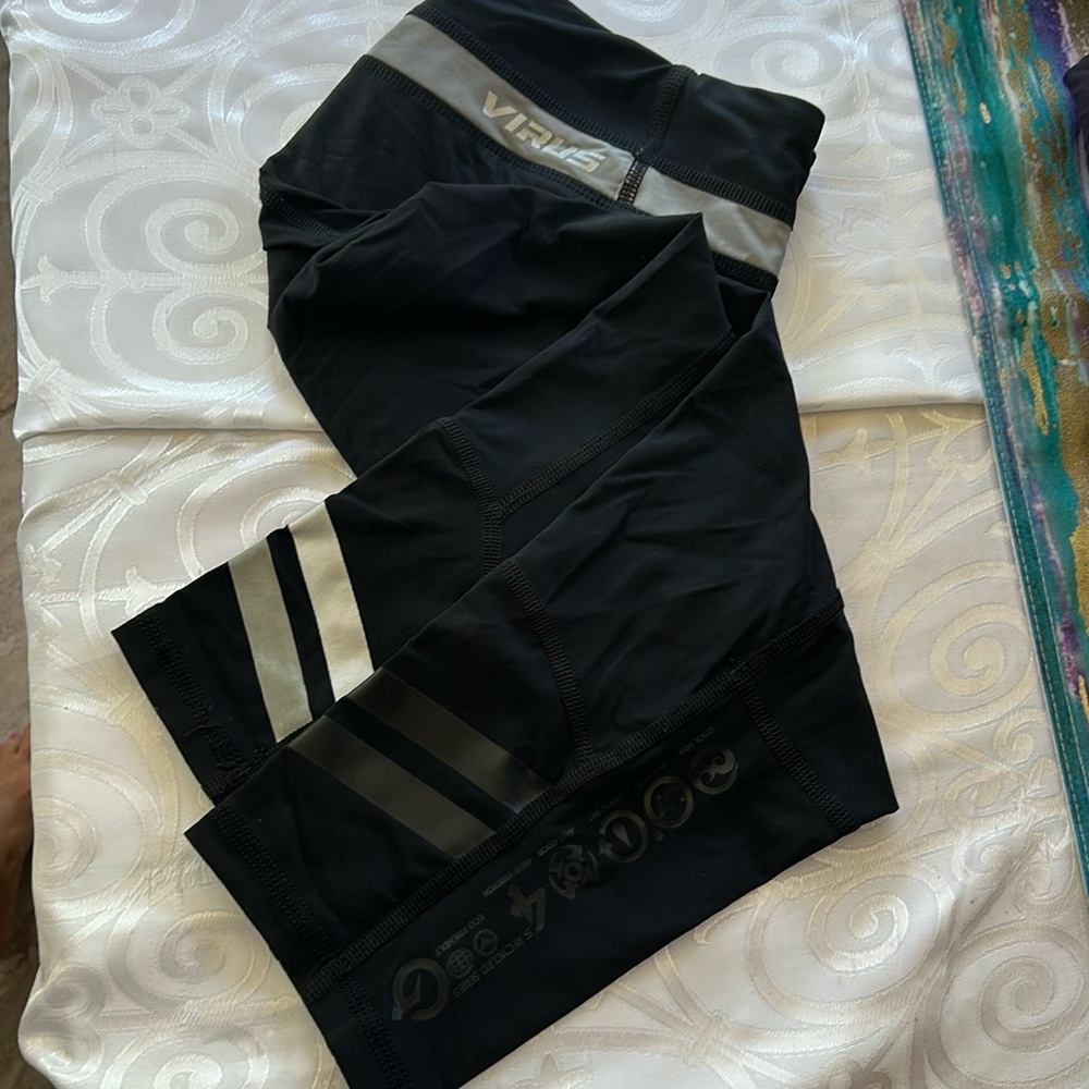 Virus cropped workout leggings size Medium
